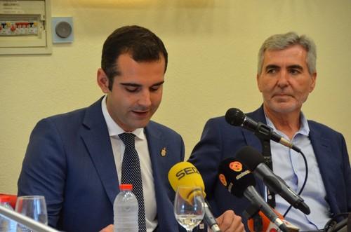 El alcalde de Almería, Ramón Fernández Pacheco, y el presidente de CASI, Miguel Vargas.