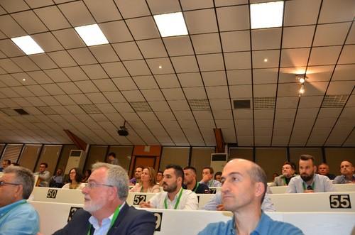 Patrocinadores del evento en la presentación.