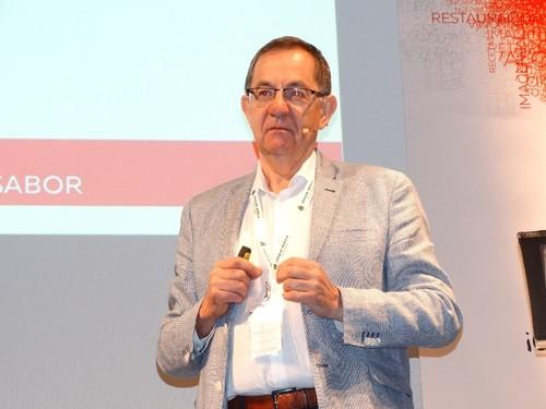 Mariano Rodríguez Moya, consultor externo retail, se centró en la importancia de la marca.