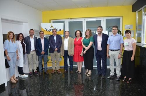 Foto de autoridades y representantes de la empresa en el interior.