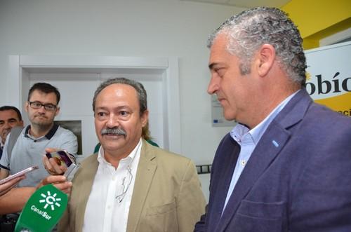 Francisco Torres, director financiero de Agrobío atiende a los medios de comunicación asistentes a la visita.