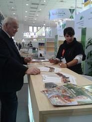 Personal de EXTENDA atendiendo a los visitantes.