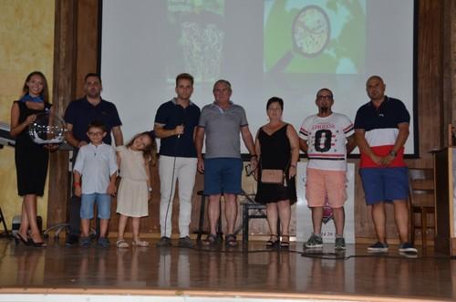 Ganadores del sorteo posando en el escenario.