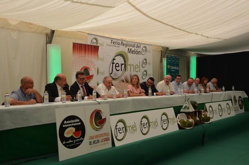 Celebración de la tradicional lonja hortofrutícola en las instalaciones de la carpa central de Ferimel.