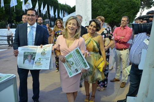Manuel Borja Menchén y Lola Merino posan con la edición especial de fhalmería para esta cuarta edición de Ferimel.
