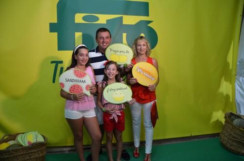 Familias enteras posaron en el 'photo call' de la empresa de semillas Fitó.