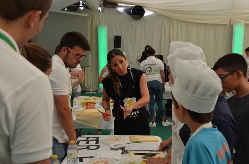 La cocinera Rocío Arroyo en su taller con los más pequeños.