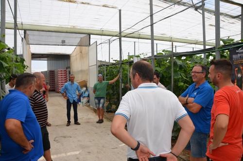 Agricultores durante la visita.