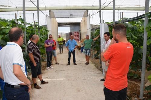Agricultores durante la visita.