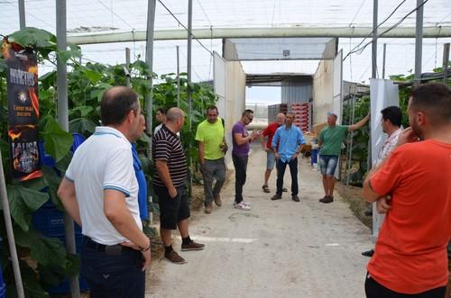 Un grupo de agricultores durante la visita.