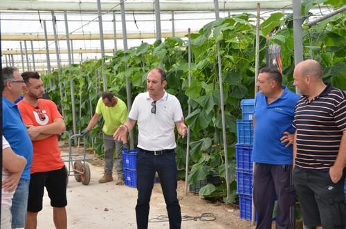 Agricultores atendiendo las explicaciones de Luis Twose.