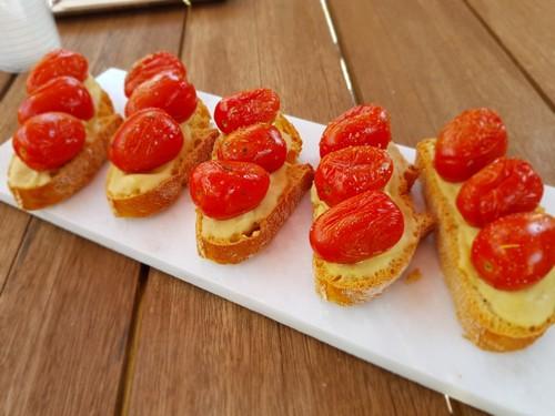 Receta elaborada a base de humus y el tomate cherry Essentia de Semillas Fitó.