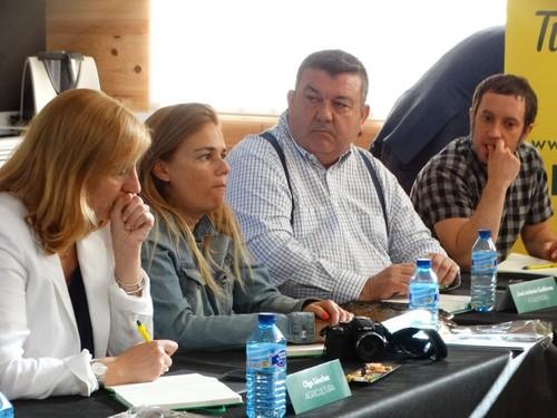 José Antonio Gutiérrez, director de Fhalmería, escuchando las intervenciones de los asistentes.