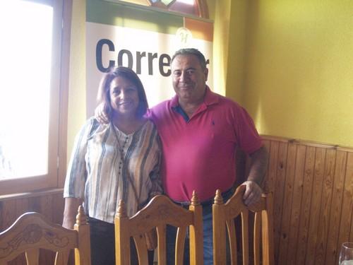 Pareja de agricultores sonrientes.