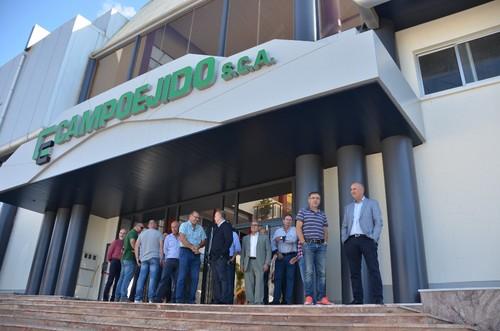 Agricultores esperando la llegada de la comitiva para realizar la visita y la charla.