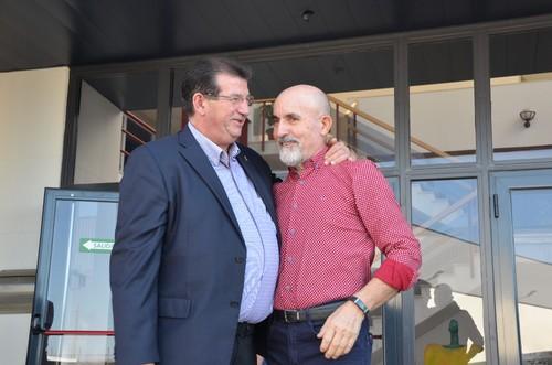 El secretario general del PSOE de El Ejido, José Miguel Alarcón, saluda a uno de los asistentes.