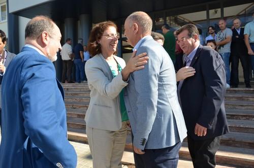La delegada del Gobierno, Gracia Fernández, se saluda con el presidente de Campoejido, Cristóbal Martín.