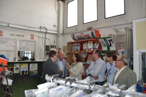 Visita a uno de los almacenes de suministros de Campoejido.