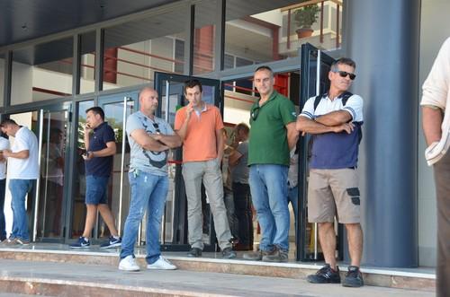 Agricultores esperando la llegada del consejero.