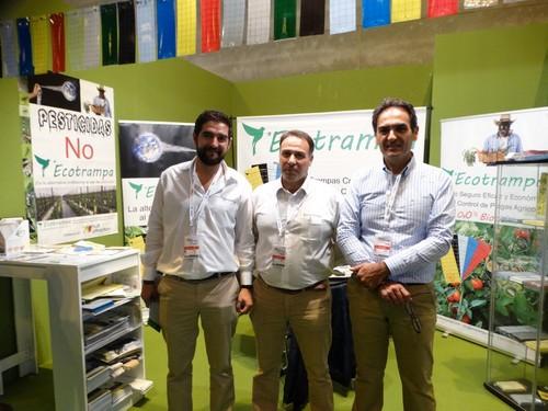 José Leyva, Sergio Carretero y Victoriano Povedano, de Ecotrampa, tuvieron mucho movimiento en su stand en este primer día de feria
