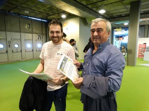 El agricultor ejidense José Antonio Manzano y un amigo con el periódico de fhalmería.