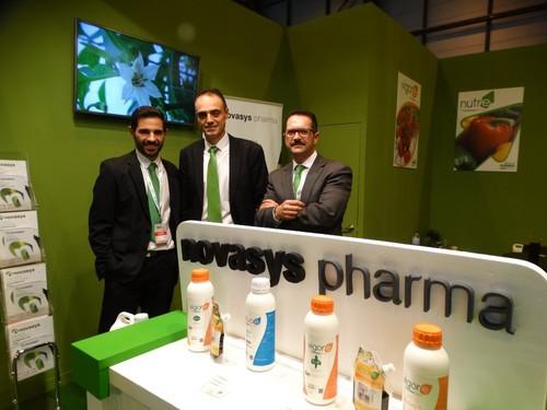 Francisco Moya, Eduardo Cañizares y Francisco Robles, de Novasys Pharma, posando para Fhalmería