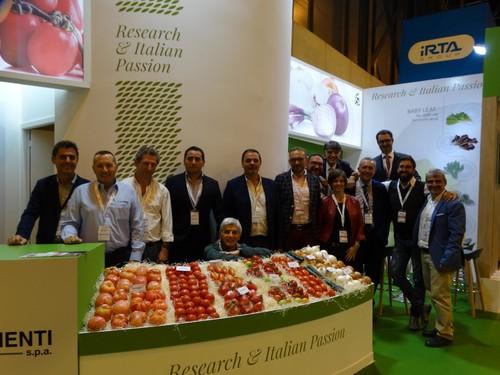 ISI Sementi al completo posando para Fhalmería en su stand ubicado en el pabellón 9