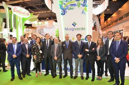 Parlamentarios, diputados, alcaldes y concejales del PP posando en el stand de Murgiverde.