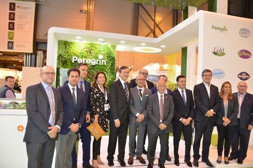 Parlamentarios, diputados, alcaldes y concejales del PP posando en el stand de Peregrin.