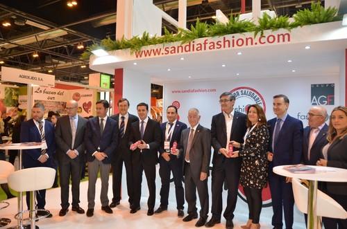 Parlamentarios, diputados, alcaldes y concejales del PP posando en el stand de Sandía Fashion.