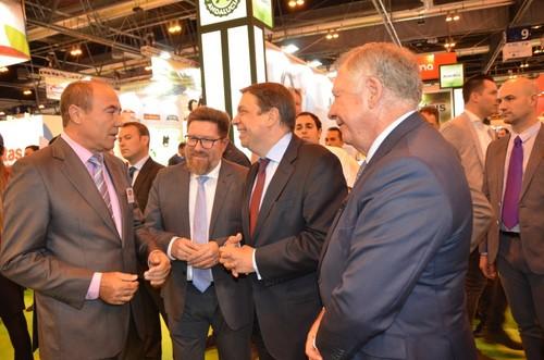 El ministro de Agricultura, Luis Planes, y el consejero de Agricultura, Pesca y Desarrollo Rural de la Junta de Andalucía, Rodrigo Sánchez Haro, con el gerente de Vicasol, José Manuel Fernández.