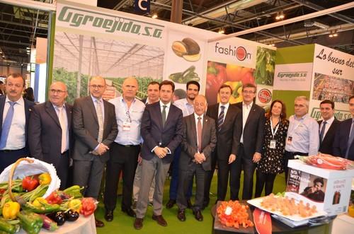 Parlamentarios, diputados, alcaldes y concejales del PP posando en el stand de Agroejido