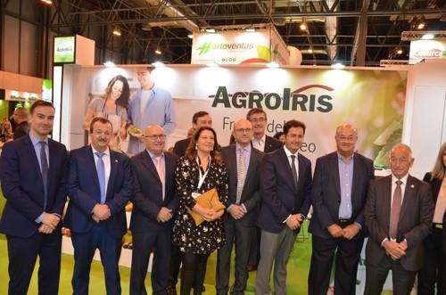 Parlamentarios, diputados, alcaldes y concejales del PP posando con Planelles en el stand de Agroiris.