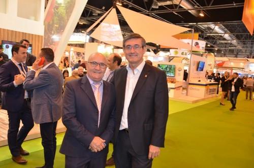 El concejal de Agricultura del Ayuntamiento de Adra, Enrique Hernando, con el alcalde de la ciudad, Manuel Cortés.