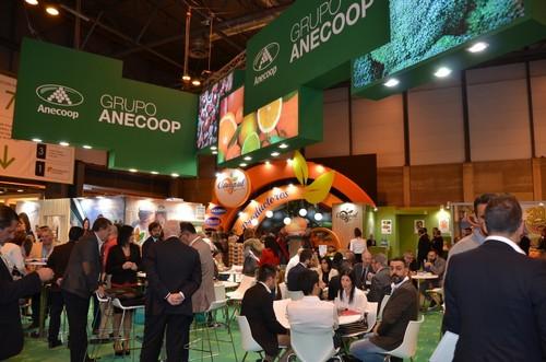 Una de las dos islas expositivas de Anecoop.