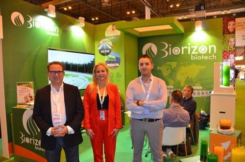 Fernando Román, responsable de Biorizon, Sonia Teruel, azafata de promoción, y Marcos Santamaría, comercial de Biorrizón en su stand.
