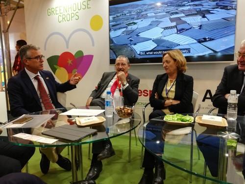 La presidenta de la Autoridad Portuaria, Mari Carmen Ortiz, en su reunión con Hortiespaña y representantes del sector exportador y agentes de consignatarios de buques y del transporte por carretera.