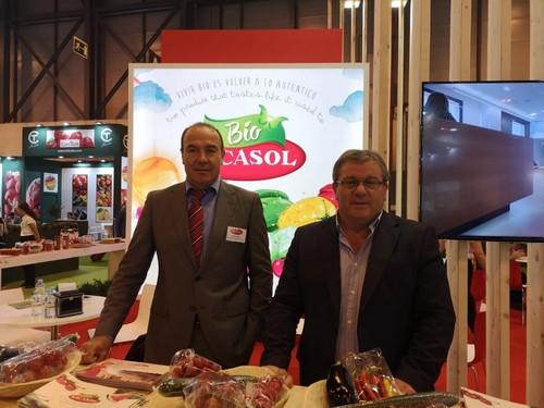 Gerente y presidente de Vicasol posan en el expositor de la cooperativa.