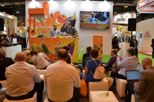 Un exconcursante de Masterchef en el stand institucional de Andalucía.