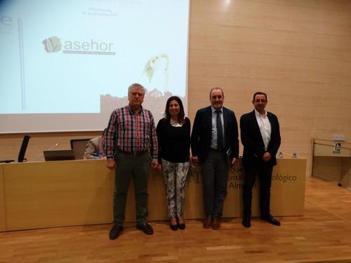 Representantes de las dos asociaciones convocantes, junto a la directora del PITA y delegado de Agricultura.