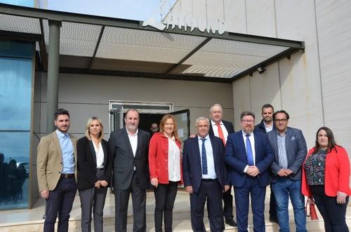 Autoridades en la entrada de Semilleros Laumund en Níjar.
