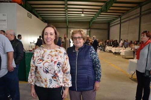 María Álvarez, trabajadora en los semilleros junto a Pepa López, uno de los muchos cliente que asistieron al acto.