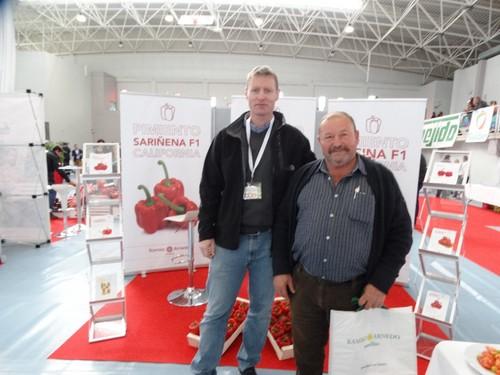 Henry Smienk, responsable de Marketing de Ramiro Arnedo, junto a uno de los agricultores que confía en esta casa de semillas.
