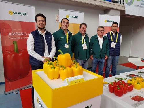 Parte del equipo de HM.CLAUSE en el expositor del que disponen en las jornadas de Dalías.