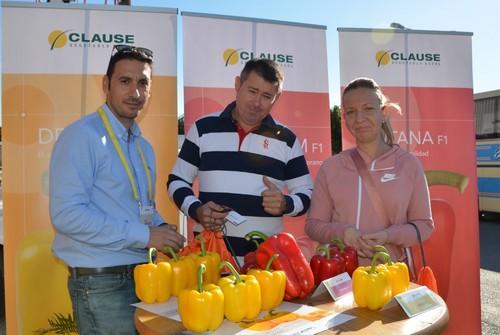 David González, comercial de HM.CLAUSE con dos agricultores asistentes a las jornadas.