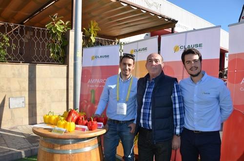 David González y José Miguel Reyes flanquean a uno de los asistentes a las jornadas en El Ejido.