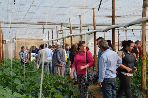 Los visitantes a esta jornada se interesaron por el fruto y productividad de Mítica