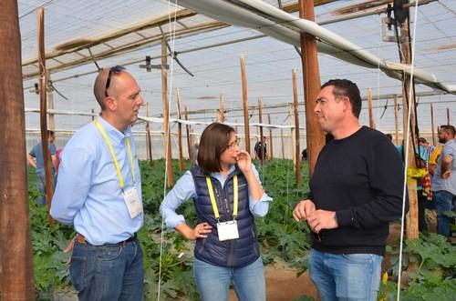 Beatriz Palmero, junto a un compañero (izqda.) y un agricultor hablando acerca de las características de Mítica