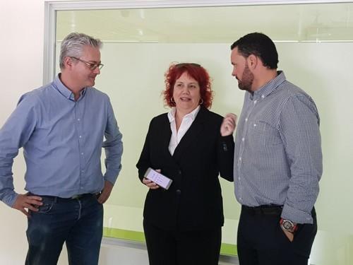 Salvador Castillo, de Famitri, conversa con personal de Idai Nature.
