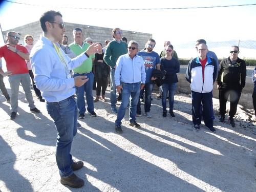 David González, delegado de HM.CLAUSE en la zona explica a los asistentes el programa del día.